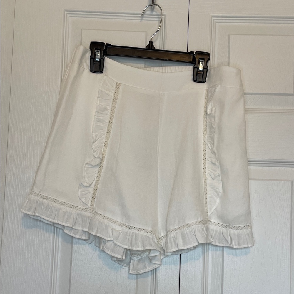 NWT MUSTARD SEED HIGH WAIST WHITE RUFFLE SHORTS. SIZE LARGE.
